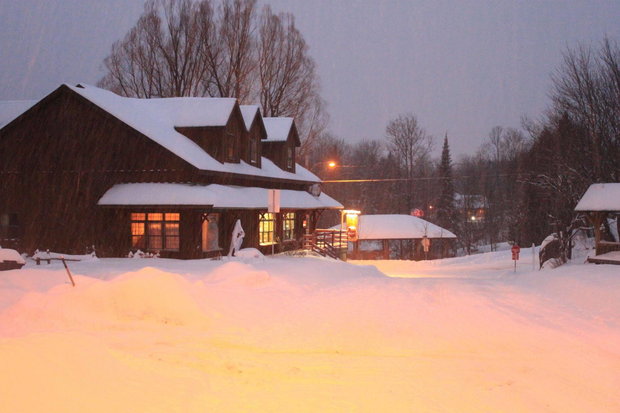 Auberge Micro-Brasserie Le Baril Roulant Val-David Buitenkant foto